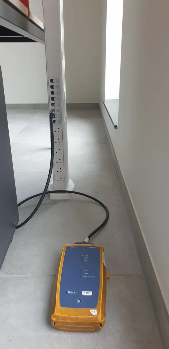 Fluke-kabeltester aangesloten op een netwerkpunt