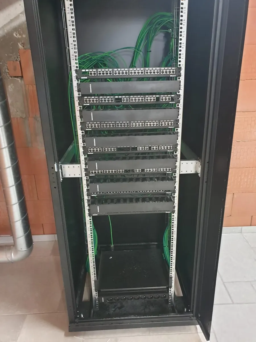 Netwerkrack geplaatst