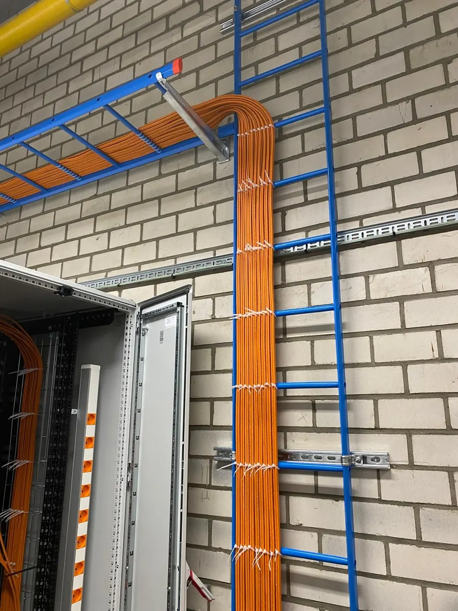 Kabelladders in een technische ruimte